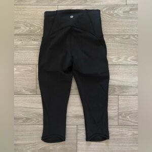 Lululemon|Black capri leggings in size 4•••buttery soft & excellent condition•